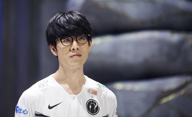 2022LCK夏季总决赛，GEN比分3-0横扫T1夺冠，管泽元狂喜！