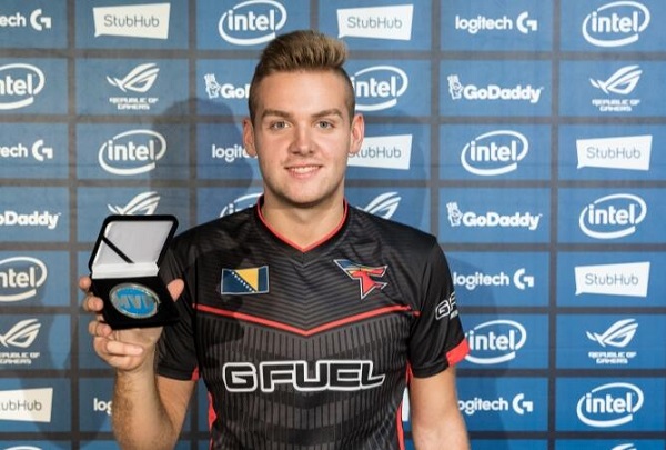 深筹码与浅筹码的本质差异：为什么同一手牌在不同深度下价值完全相反？（深浅筹码的根本区别：同一手牌为何因筹码深度而价值颠倒？）