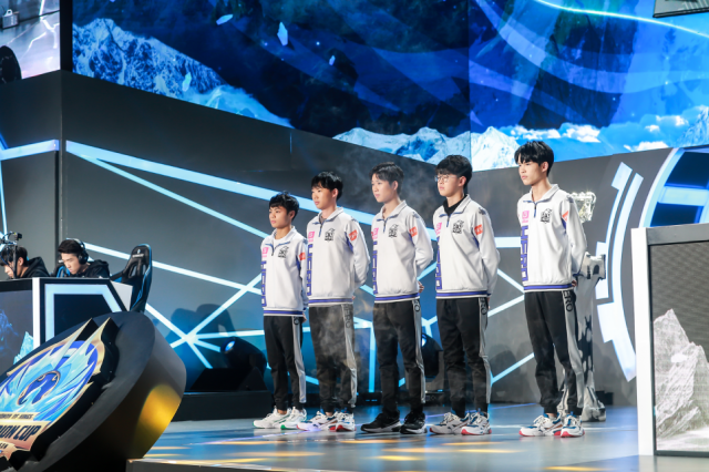 Uzi夏季赛复出后，分别使用了五个不同的英雄砍下五个MVP